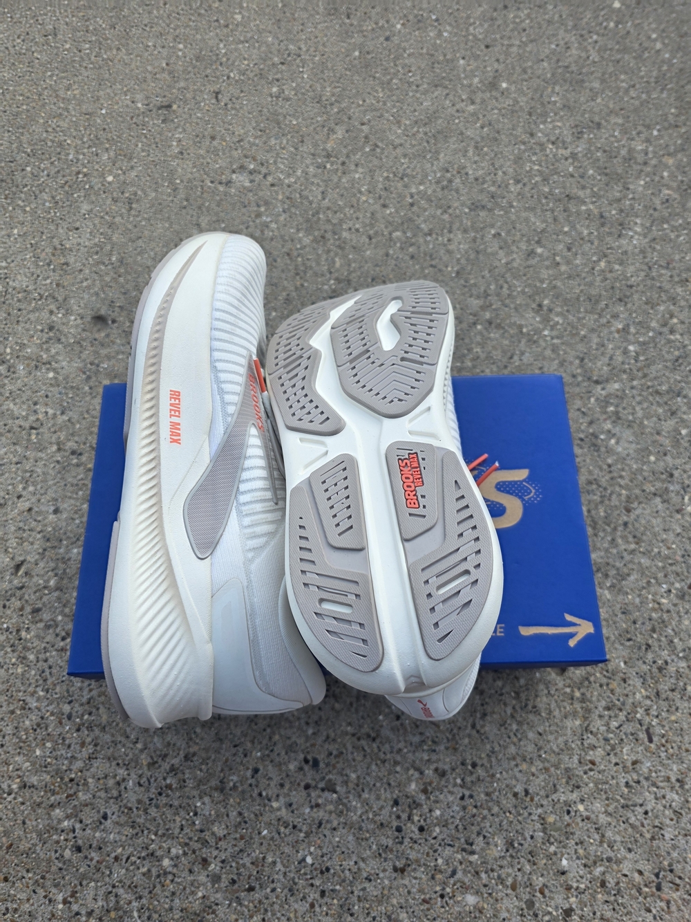 Brooks Women's Revel Max Sneaker Women 10 - Picture 12 of 15